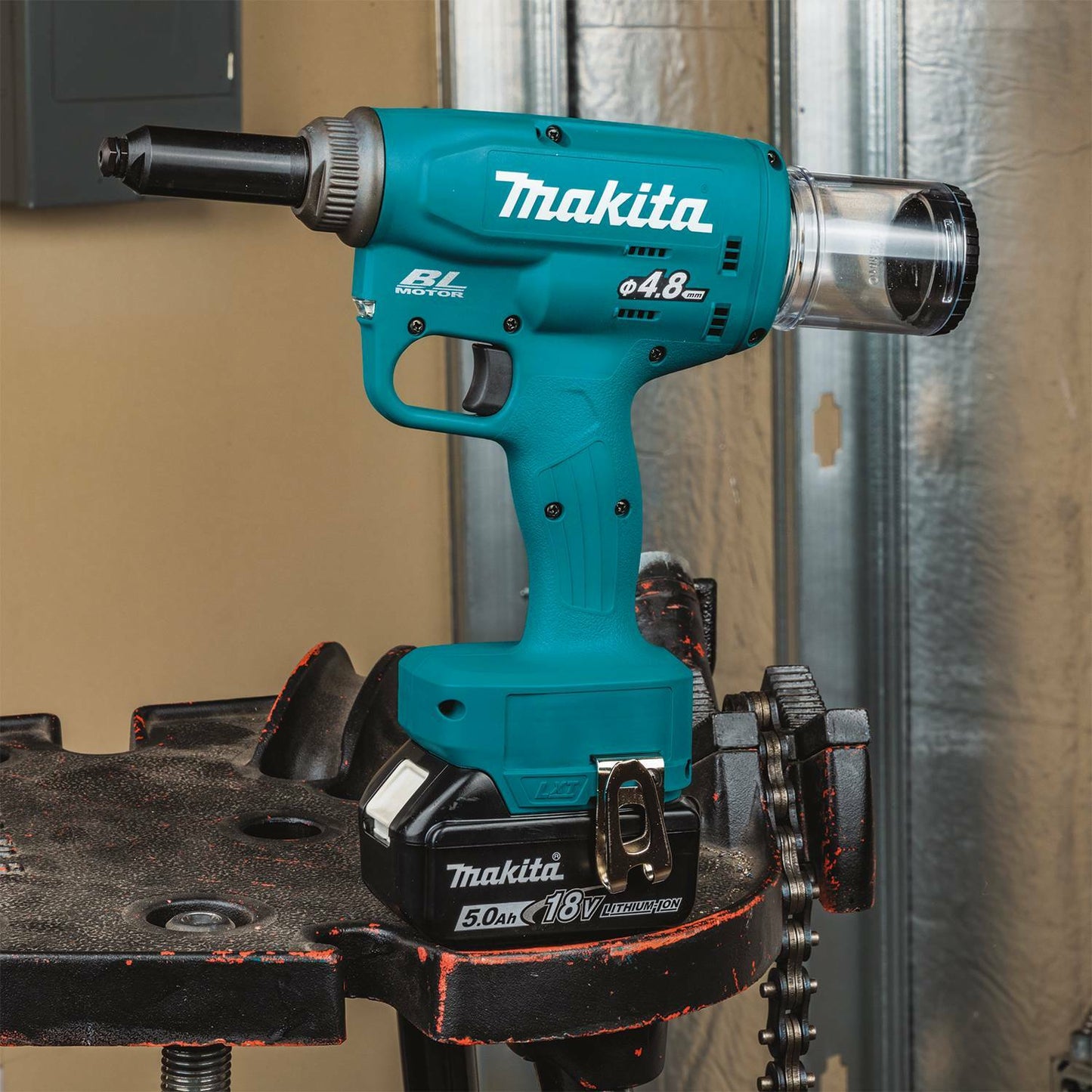 Makita XVR01T 18V LXT® Lithium‘Ion Brushless Cordless Rivet Tool Kit (5.0Ah)