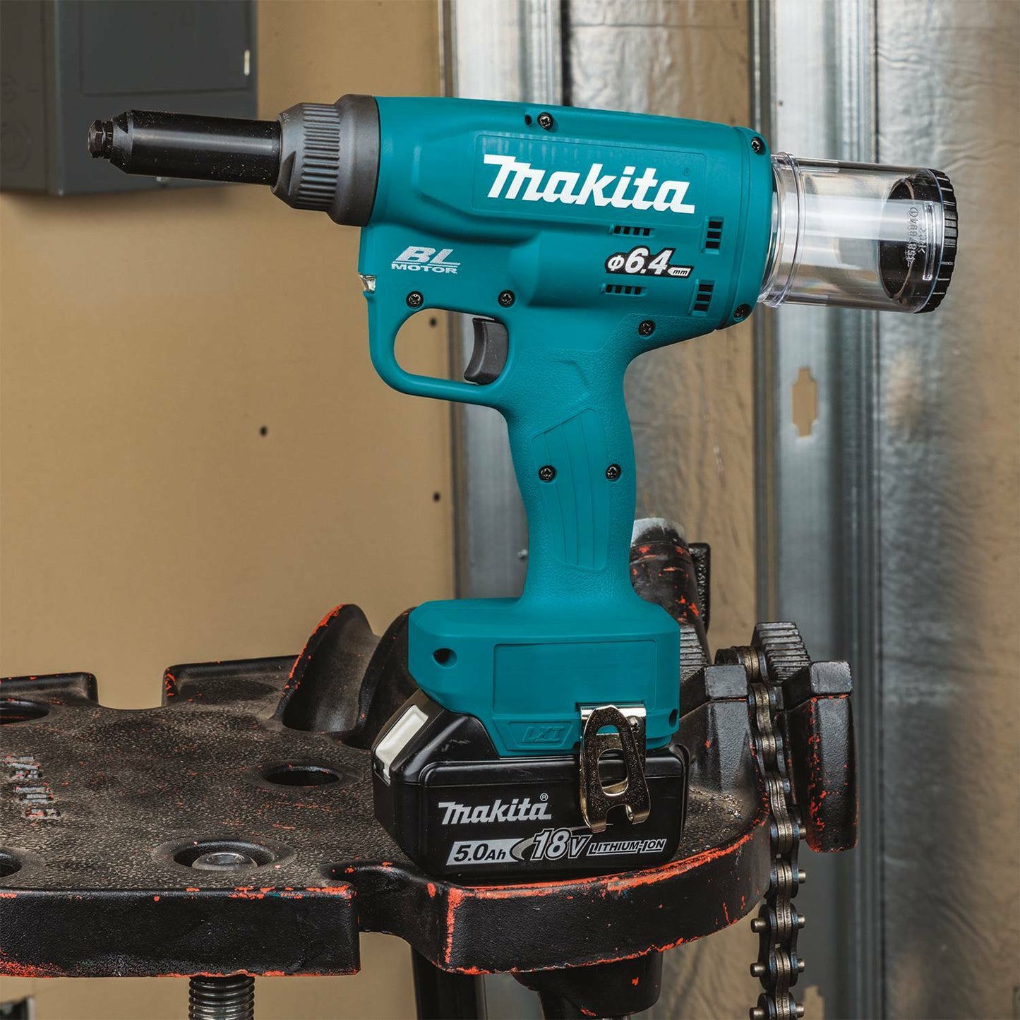 Makita XVR02T 18V LXT® Lithium‘Ion Brushless Cordless Rivet Tool Kit (5.0Ah)